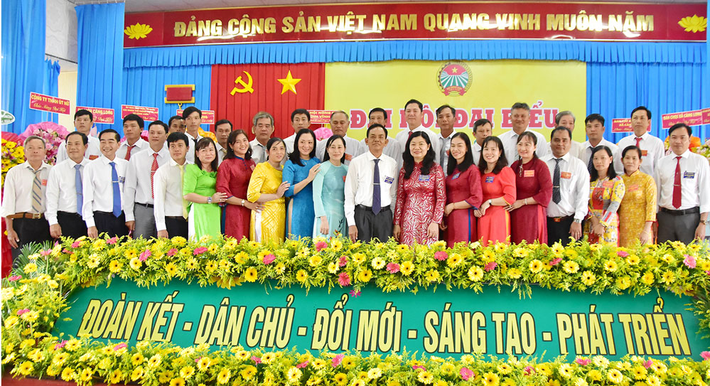 Đại biểu chụp ảnh lưu niệm với Ban Chấp hành Hội Nông dân xã Càng Long nhiệm kỳ 2025 - 2030.