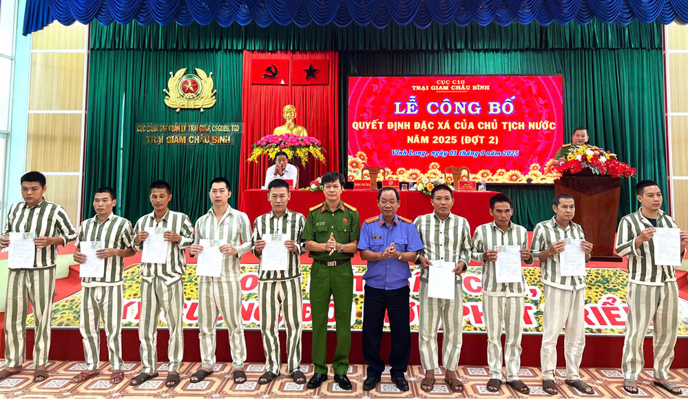 Đại tá Nguyễn Văn Đông- Giám thị Trại giam Châu Bình và ông Bùi Văn Đằng- Phó Viện trưởng Viện Kiểm sát nhân dân tỉnh trao quyết định đặc xá cho các phạm nhân. Ảnh: Trần Quốc