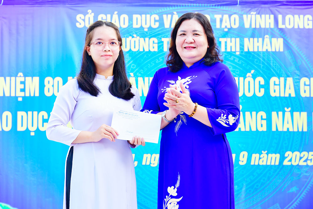 Đồng chí Hồ Thị Hoàng Yến- Phó Bí thư Thường trực Tỉnh ủy trao học bổng “Ông, bà Giáo sư Nguyễn Thiện Thành” cho em Đoàn Ngọc Anh- Lớp 12A1. Ảnh: BÁ THI
