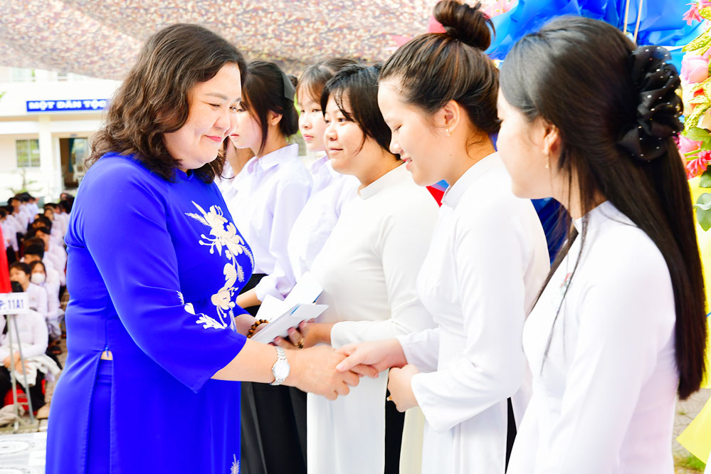 Đồng chí Hồ Thị Hoàng Yến- Phó Bí thư Thường trực Tỉnh ủy Vĩnh Long trao học bổng cho học sinh Trường THPT Hồ Thị Nhâm. Ảnh: BÁ THI
