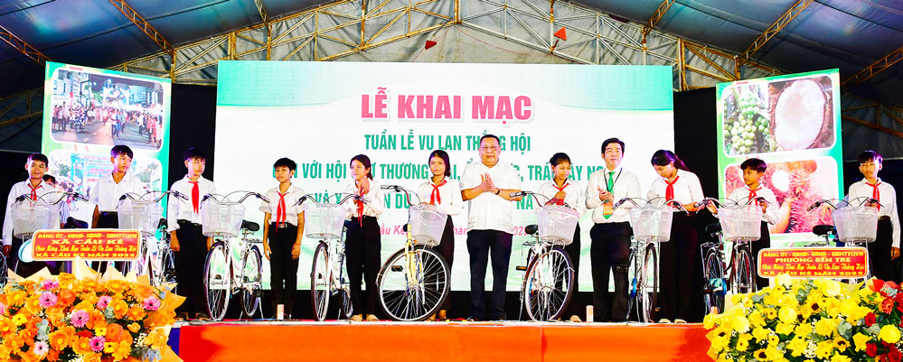 Ban tổ chức Tuần lễ tặng xe đạp cho học sinh hoàn cảnh khó khăn.