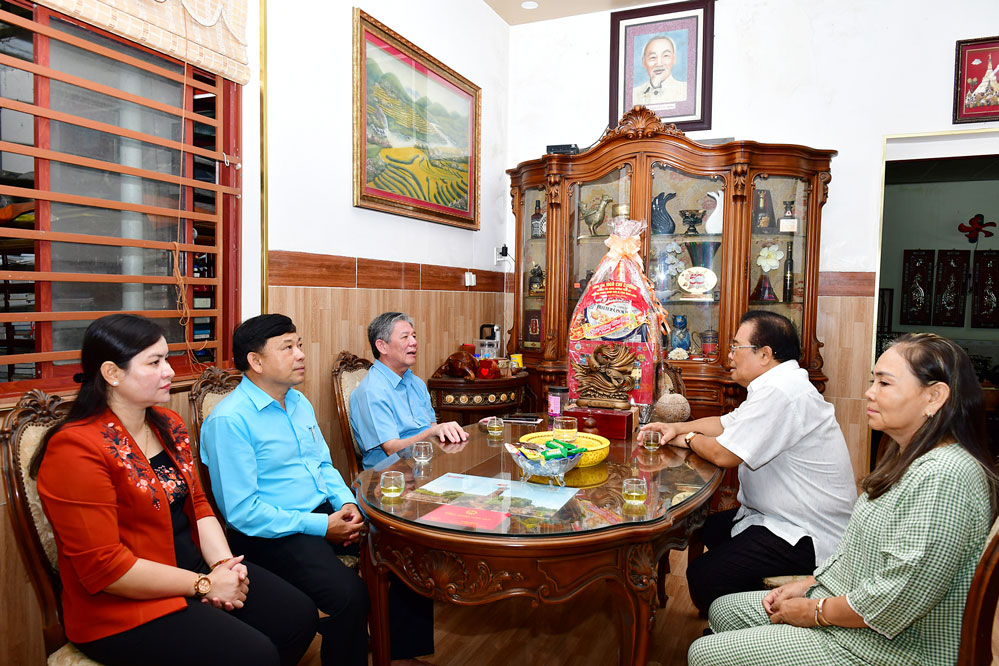 Đoàn công tác của Bí thư Tỉnh ủy- Ngô Chí Cường đến thăm gia đình đồng chí Sơn Minh Thắng- nguyên Ủy viên BCH Trung ương Đảng, nguyên Bí thư Đảng ủy Khối Các cơ quan Trung ương.