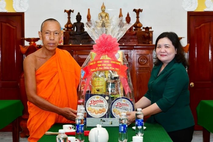 Phó Bí thư Thường trực Tỉnh ủy- Hồ Thị Hoàng Yến thăm, chúc mừng Sel Dolta năm 2025