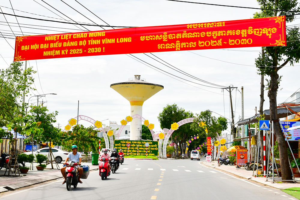 Khẩu hiệu tuyên truyền song ngữ Việt - Khmer cũng được giăng trên nhiều tuyến phố tại phường Trà Vinh.