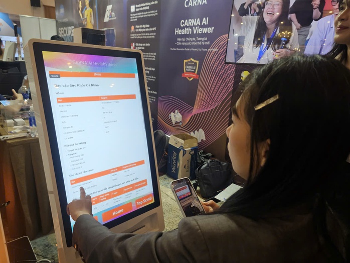 Người dùng đọc báo cáo sức khỏe sau khi trải nghiệm Carna AI Health Viewer.