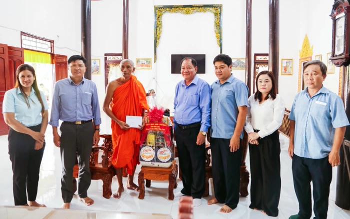 Tổ chức nhiều đoàn thăm, tặng quà gia đình chính sách, hưu trí dịp lễ Sel Dolta năm 2025