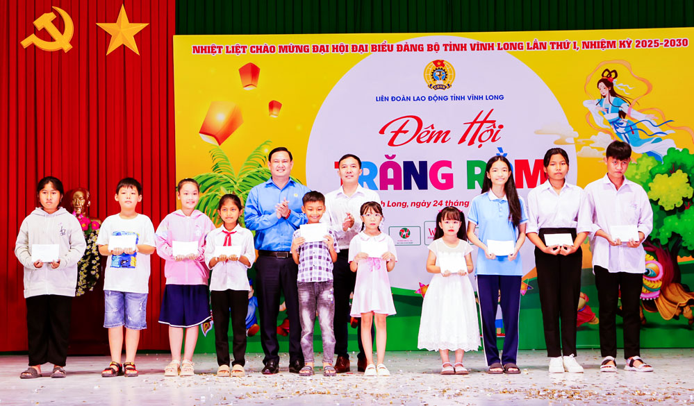 Thiếu nhi nhận quà từ chương trình “Đêm hội trăng rằm”. Ảnh: NGỌC XOÀN