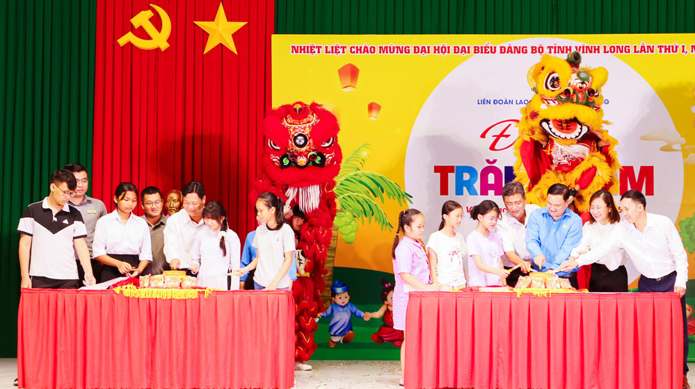 Đại biểu và thiếu nhi tham gia hoạt động “phá cỗ trăng rằm”. Ảnh: NGỌC XOÀN