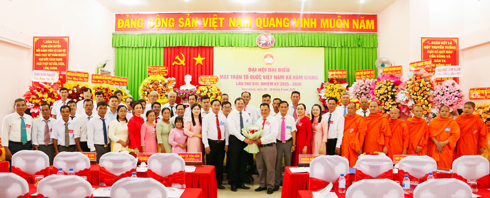 Đồng chí Lê Văn Hẳn- Phó Bí thư Tỉnh ủy, Chủ tịch Ủy ban MTTQ Việt Nam tỉnh tặng hòa và chụp ảnh lưu niệm cùng thành viên Ủy ban MTTQ Việt Nam xã Hàm Giang nhiệm kỳ 2025 - 2030.