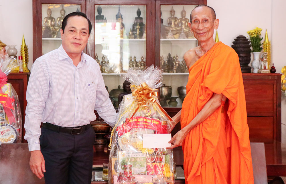 Phó Bí thư Tỉnh ủy- Lâm Minh Đằng thăm, tặng quà tại chùa Kom Pong, phường Trà Vinh.