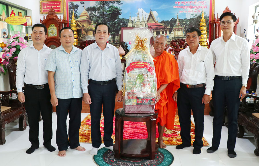 Phó Bí thư Tỉnh ủy- Lâm Minh Đằng (thứ 3, từ trái qua) thăm, tặng quà tại chùa Âng, phường Nguyệt Hóa.