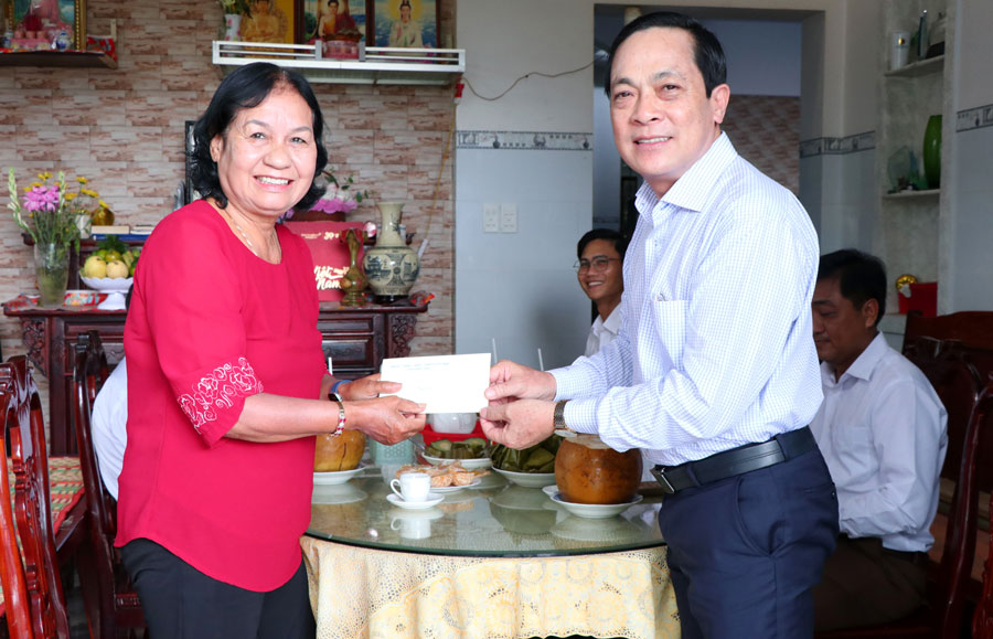Phó Bí thư Tỉnh ủy- Lâm Minh Đằng tặng quà gia đình bà Nguyễn Thị Khá, xã Bình Phú.