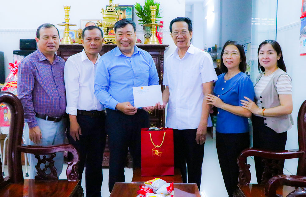 Đoàn đã đến thăm, tặng quà gia đình đồng chí Thạch Dư. Ảnh: SƠN TUYỀN