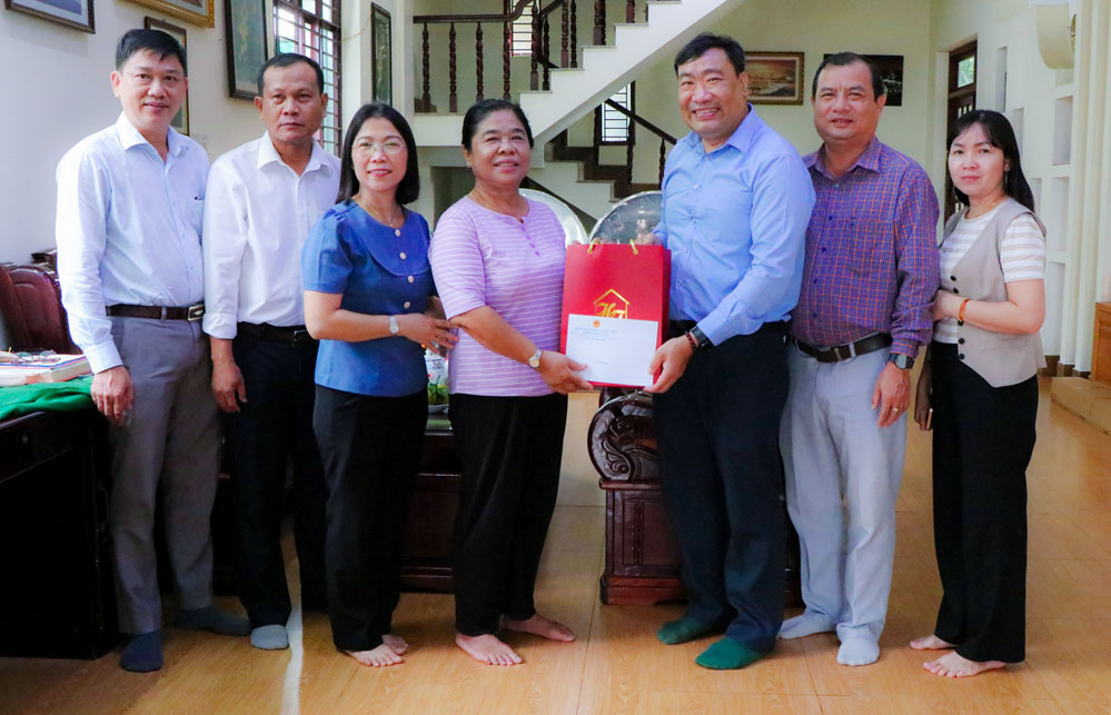 Đoàn đến thăm, tặng quà gia đình đồng chí Sơn Thị Ánh Hồng. SƠN TUYỀN