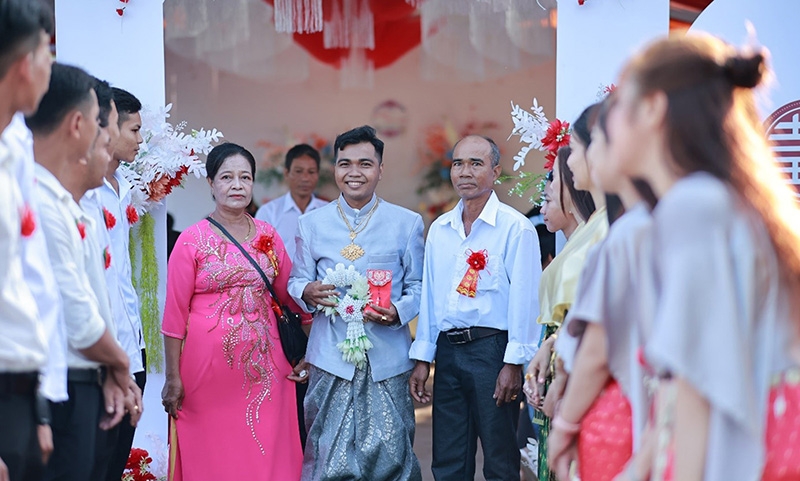 Chú rể Khmer toát lên sự chững chạc, mạnh mẽ trong bộ xà rông kết hợp áo dài tay cổ đứng, xẻ phía trước, cài khuy ngay ngắn.