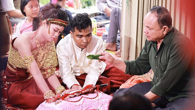 Trong nghi thức cưới, chú rể cầm thanh kiếm - biểu tượng của sức mạnh và mang ý nghĩa từ nay chú rể sẽ là chỗ dựa, bảo vệ cô dâu trước mọi khó khăn của cuộc sống.