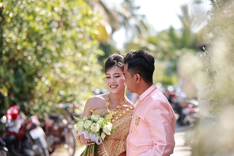 Mỗi bộ trang phục cưới truyền thống của đồng bào Khmer mang một màu sắc, một thông điệp riêng, làm cho đám cưới Khmer luôn tràn đầy sắc màu.