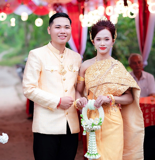 Điểm đặc trưng của áo cưới của đồng bào Khmer là sự trang trọng nhưng vẫn kín đáo, thiết kế gọn gàng, thuận tiện cho việc di chuyển và thực hiện các nghi thức.