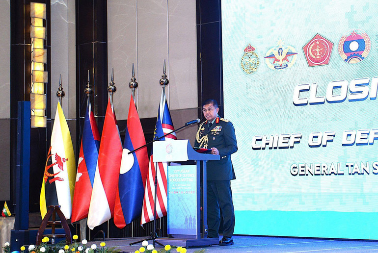 Đại tướng Tan Sri Hj Mohd Nizam bin Hj Jaffar, Tư lệnh Lực lượng Quốc phòng Malaysia phát biểu tại hội nghị.
