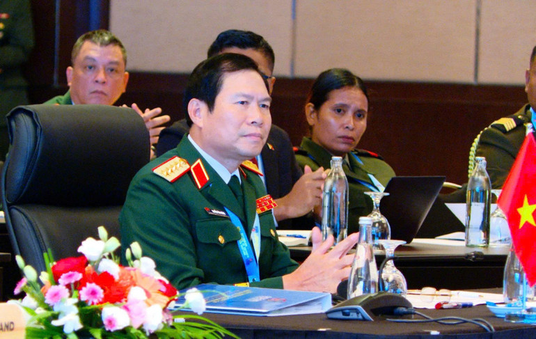 Đại tướng Nguyễn Tân Cương, Ủy viên Trung ương Đảng, Ủy viên Thường vụ Quân ủy Trung ương, Tổng Tham mưu trưởng Quân đội nhân dân Việt Nam, Thứ trưởng Quốc phòng tại sự kiện.