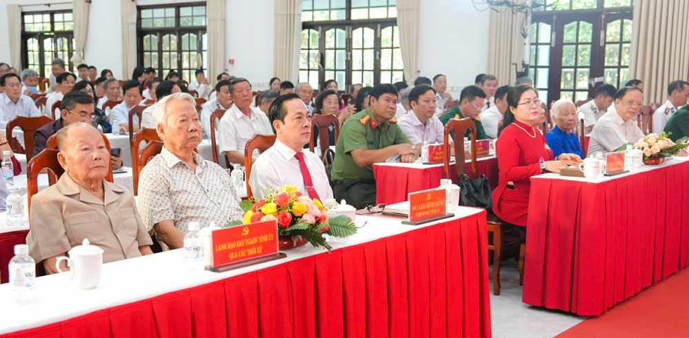 Đồng chí Lâm Minh Đằng- Phó Bí thư Tỉnh ủy, cùng các đồng chí lãnh đạo tỉnh, cán bộ ngành Tuyên giáo và Dân vận qua các thời kỳ tham dự buổi họp mặt.

