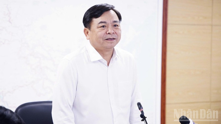 Thứ trưởng Nông nghiệp và Môi trường Nguyễn Hoàng Hiệp chỉ đạo tại cuộc họp.