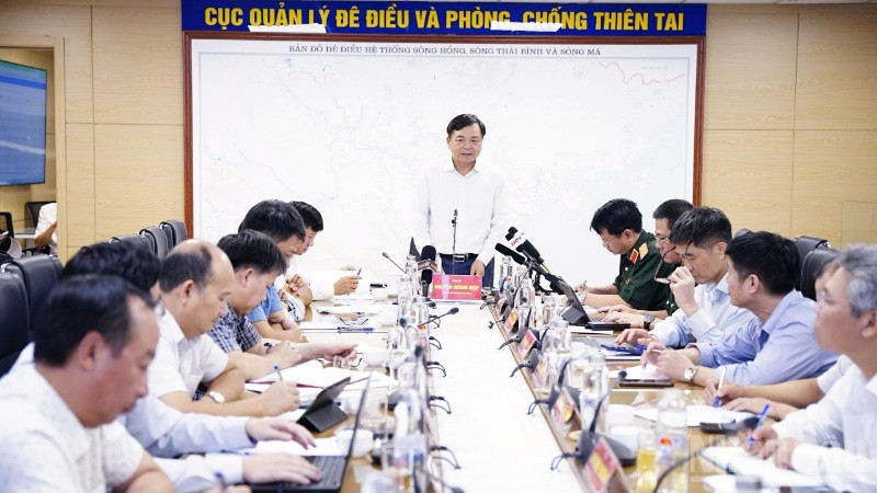 Thứ trưởng Nông nghiệp và Môi trường Nguyễn Hoàng Hiệp phát biểu chỉ đạo tại cuộc họp ứng phó với bão Ragasa chiều muộn ngày 22/9.