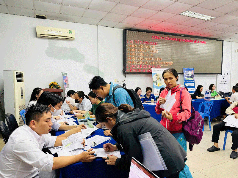 Người lao động làm thủ tục hưởng trợ cấp thất nghiệp tại sàn giao dịch việc làm ở TP HCM. Ảnh: HUỲNH NHƯ