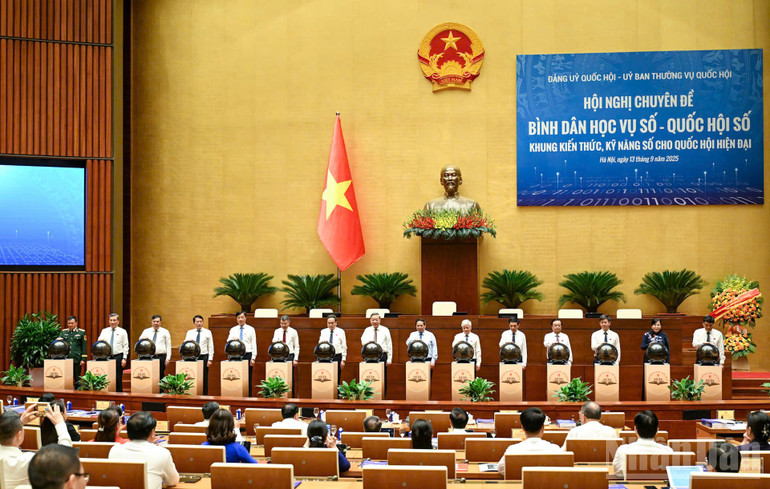 Tổng Bí thư Tô Lâm, Thủ tướng Chính phủ Phạm Minh Chính, Chủ tịch Quốc hội Trần Thanh Mẫn cùng các đồng chí lãnh đạo, Đảng, Nhà nước, Quốc hội thực hiện nghi thức bấm nút khai trương Nền tảng “Bình dân học vụ số - Quốc hội số. (Ảnh: DUY LINH)