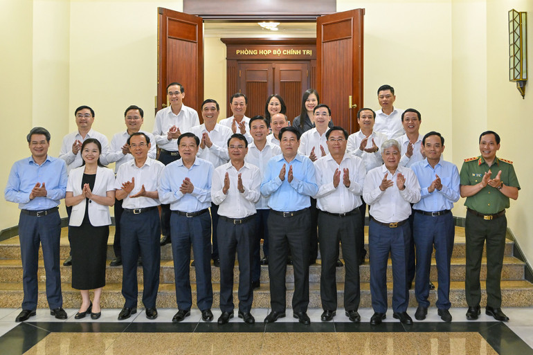 Các đồng chí trong Tổ Công tác số 1 cùng Ban Thường vụ Tỉnh ủy Phú Thọ. (Ảnh: THỦY NGUYÊN)