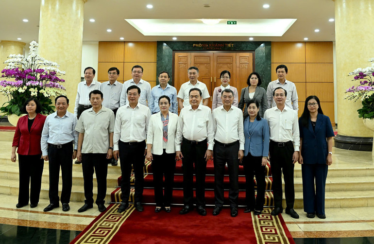 Các đồng chí trong Tổ Công tác số 3 với Ban Thường vụ Tỉnh ủy Đồng Tháp. (Ảnh: DUY LINH)