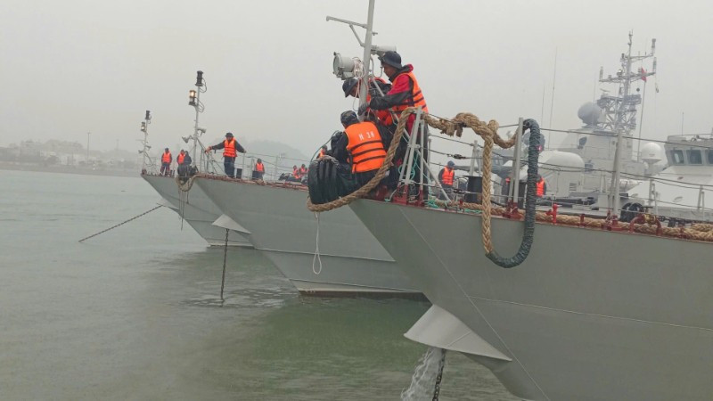 Cán bộ, chiến sĩ vùng 3 Hải quân triển khai phương án phòng chống bão, bảo đảm an toàn tàu, thuyền, trang bị kỹ thuật và doanh trại.