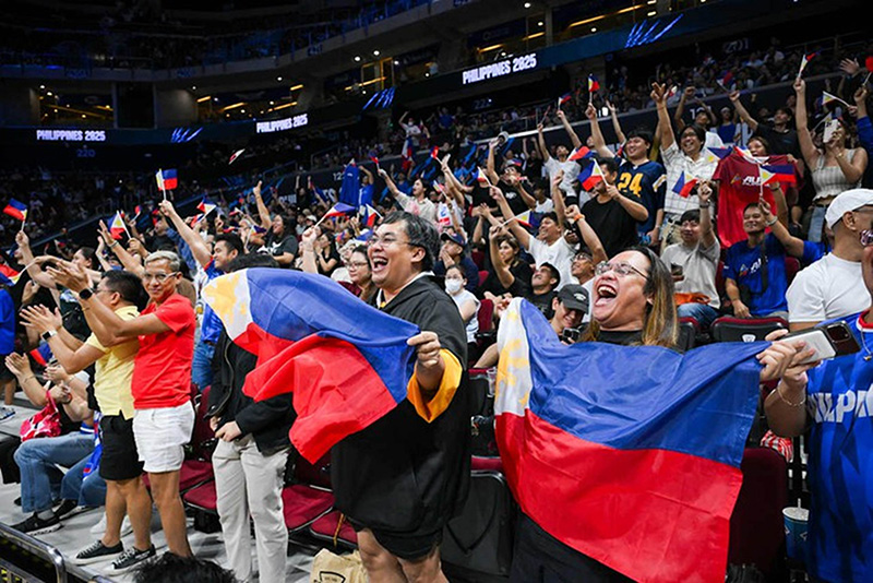 Đông đảo người hâm mộ Philippines đến kín sân thi đấu - Ảnh: FIVB