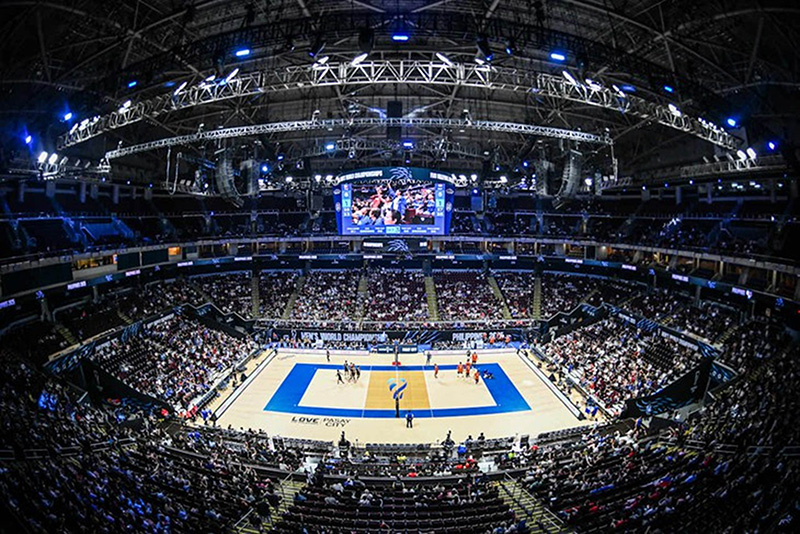 Nhà thi đấu Mall of Asia Arena gần như chật kín khán giả - Ảnh: FIVB