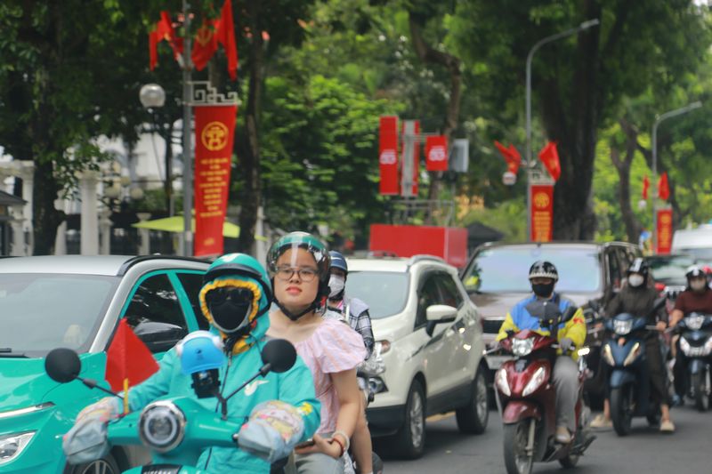 Lượng phương tiện từ các hướng khác cũng khá đông nhưng vẫn đảm bảo trật tự.