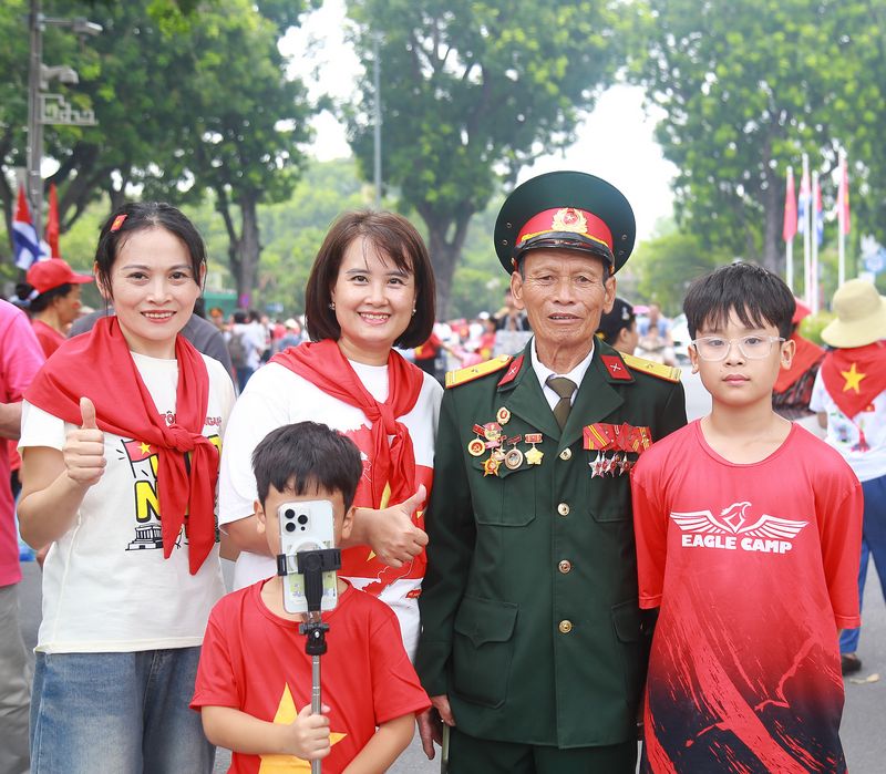 Cựu chiến binh Lê Hải Triều đến từ tỉnh Nghệ An có hơn 10 năm làm nghĩa vụ quốc tế tại nước bạn Campuchia. Ra Hà Nội lần này, ông nói mong muốn chứng kiến thành tựu to lớn của đất nước và được xem diễu binh, diễu hành, cầu mong đất nước hòa bình, ngày càng phát triển. Sáng 1/9, ông và gia đình có mặt tại khu vực Quảng trường Ba Đình.