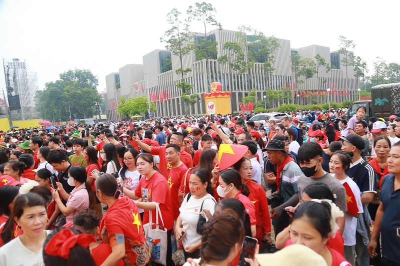 Trên đường Độc Lập (phía trước Nhà Quốc hội) chật kín người.
