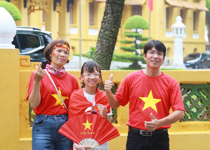 Nhiều người không thể vào khu vực bên trong nên quyết định ở lại phía ngoài “check in” làm kỷ niệm.