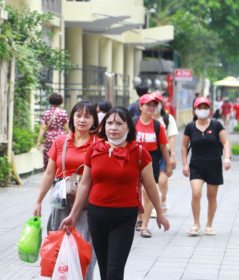 Trên phố Chu Văn An dòng người đi bộ vẫn tiếp nối nhau.