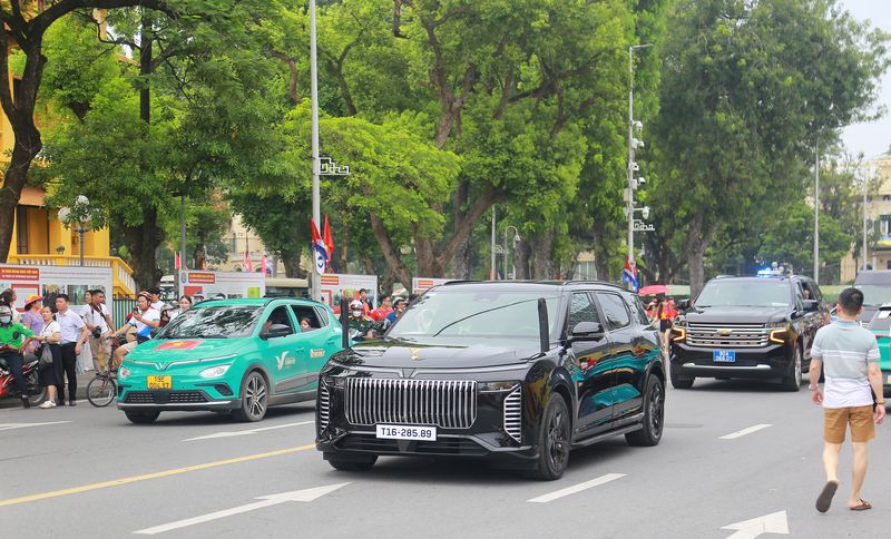 Các đoàn xe dẫn các đoàn khách ngoại giao liên tiếp ra vào đường Độc Lập.