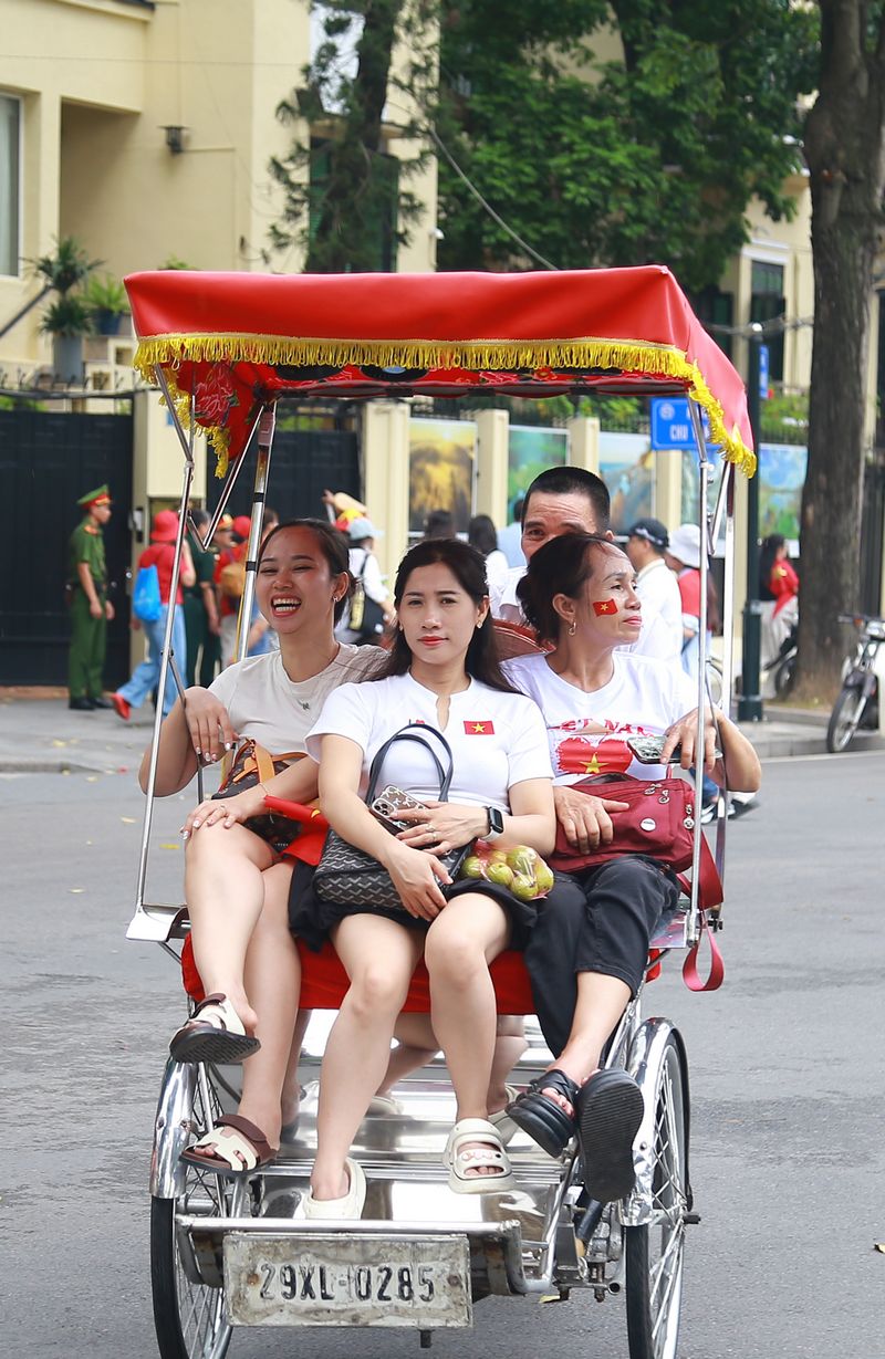 Một số người chọn xích lô làm phương tiện đi lại để có nhiều cơ hội trải nghiệm phố phường Hà Nội vào ngày đại lễ.