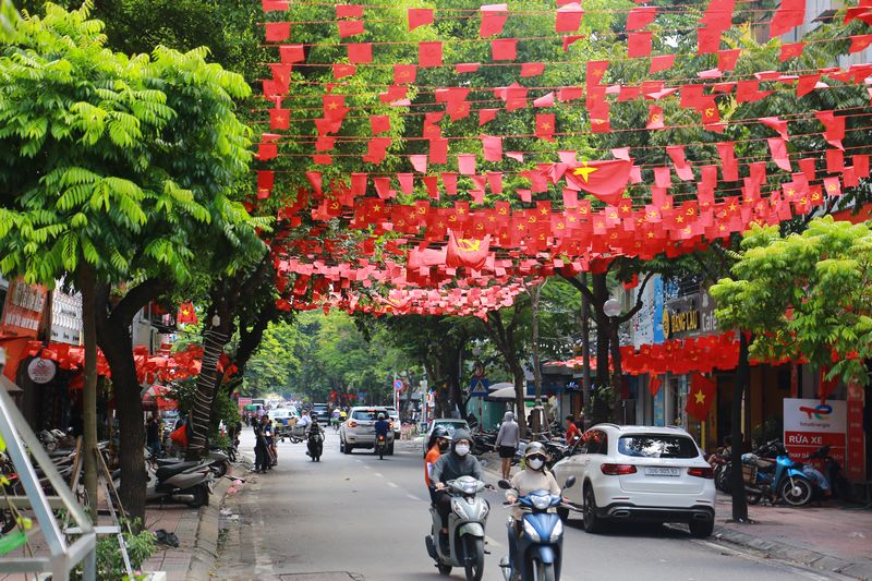 Phố Ngọc Lâm, phường Bồ Đề rực rỡ cờ hoa, từng dòng xe di chuyển trong sắc đỏ màu cờ Tổ quốc.
