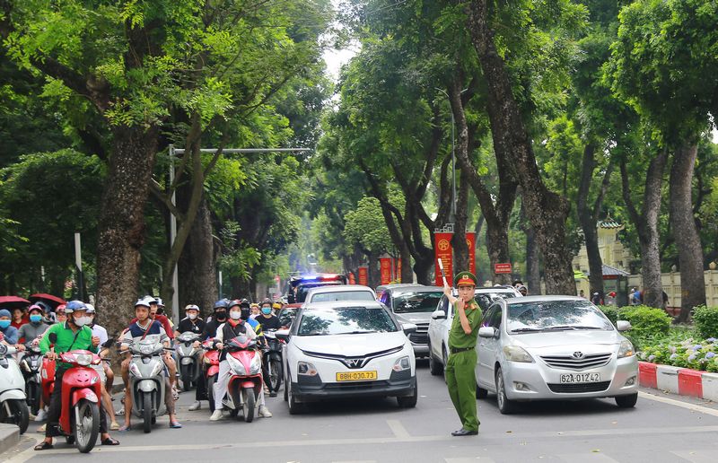 Lực lượng công an làm nhiệm vụ đảm bảo trật tự giao thông.