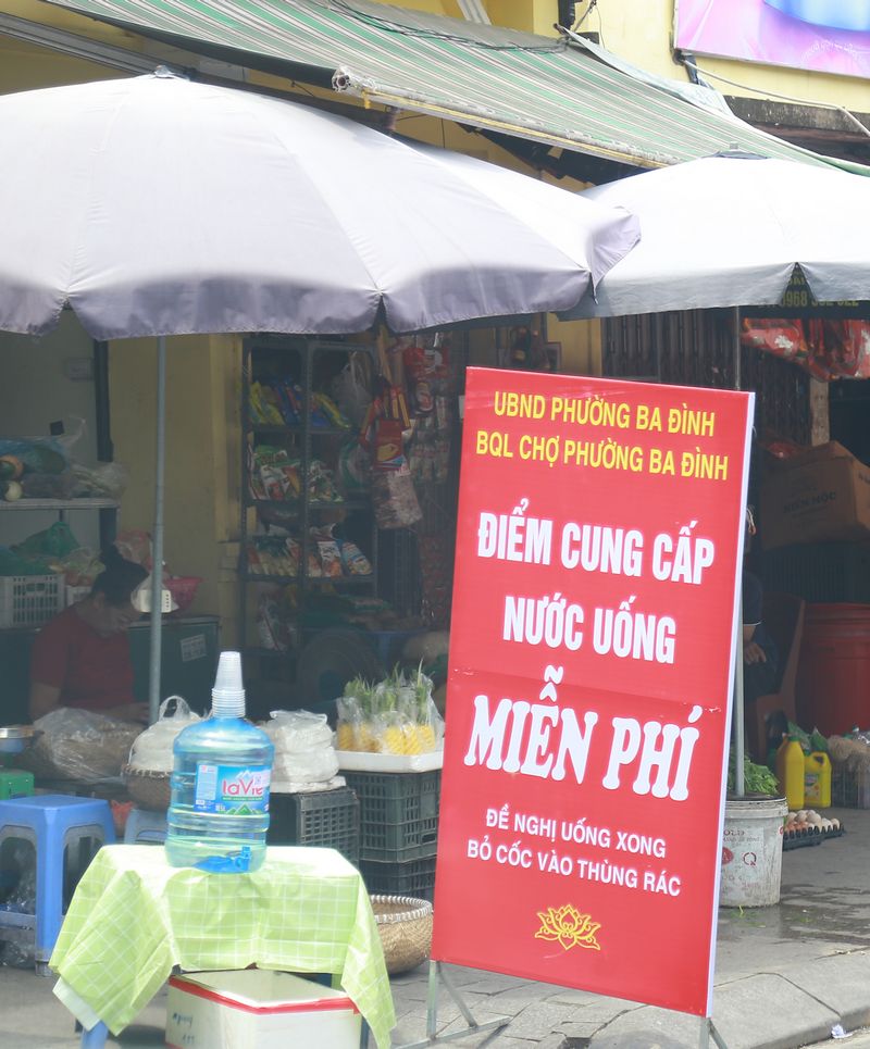 Một điểm cung cấp nước miễn phí được lắp đặt phục vụ người dân vào chiều 1/9.