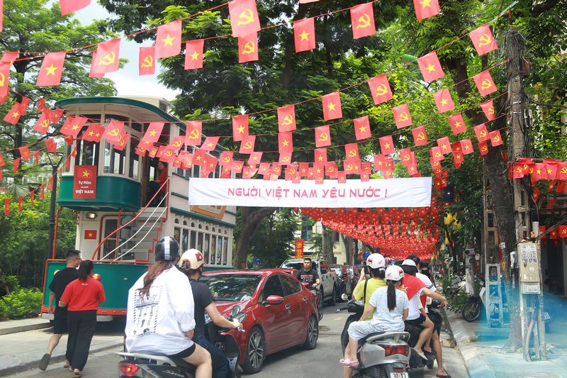 Dọc tuyến phố Trúc Bạch hàng chục ngàn lá cờ Tổ quốc tung bay phấp phới.