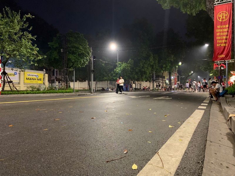 Để bảo đảm trật tự, an toàn giao thông, phòng ngừa ùn tắc giao thông, tạo thuận lợi, phục vụ nhu cầu đi lại của Nhân dân và các hoạt động phục vụ lễ kỷ niệm, Công an TP Hà Nội tổ chức cấm triệt để, tạm cấm, hạn chế phương tiện lưu thông trên một số đường, phân luồng giao thông, tổ chức hướng đi cho các phương tiện phục vụ lễ kỷ niệm từ 22 giờ ngày 1/9/2025 đến 13 giờ ngày 2/9.