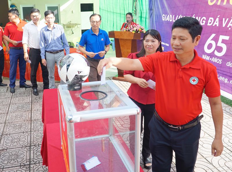 Đại diện lãnh đạo các đơn vị, các đội, các VĐV, HLV và nhân dân tích cực ủng hộ chương trình. 