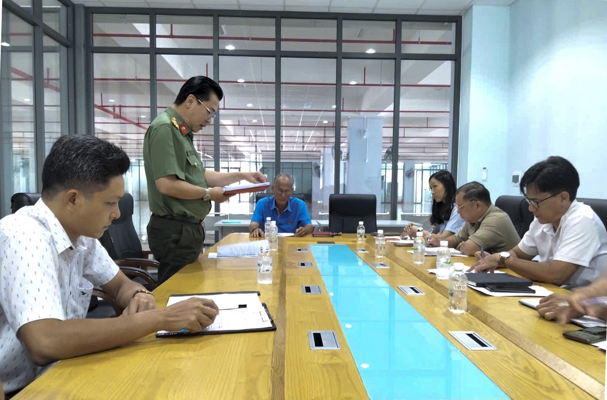Đại biểu ngành công an thảo luận các phương án phối hợp bảo đảm an ninh, trật tự tại Giải Bóng chuyền Vĩnh Long mở rộng năm 2025.