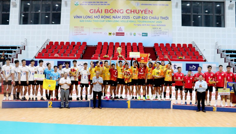 Ban Tổ chức trao giải cho các đội đạt thành tích cao ở nội dung nam và nữ.