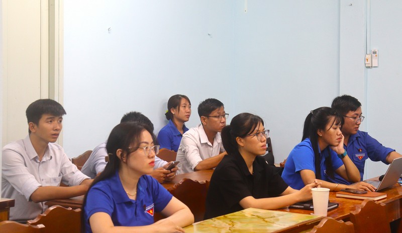 Cán bộ đoàn tham dự hội nghị báo cáo viên cấp tỉnh.
